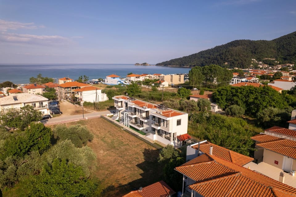 Property building, Natural landscape, Bird's eye view, Mountain view, Sea view, Street view
