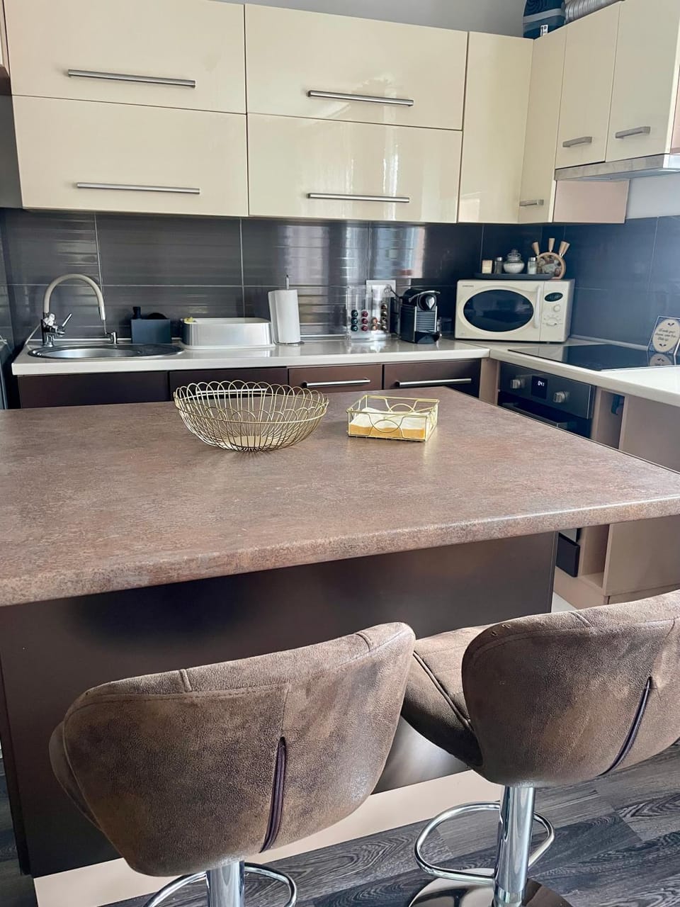 Kitchen or kitchenette, Dining area, stove