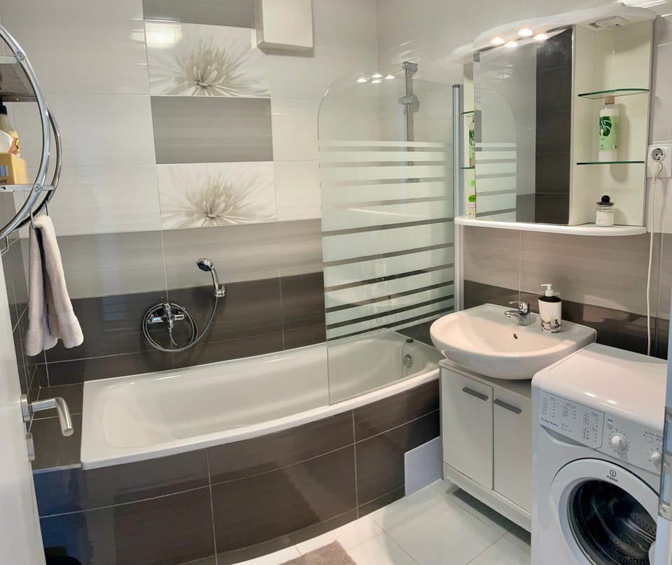 Bathroom, Bath, towels, washing machine