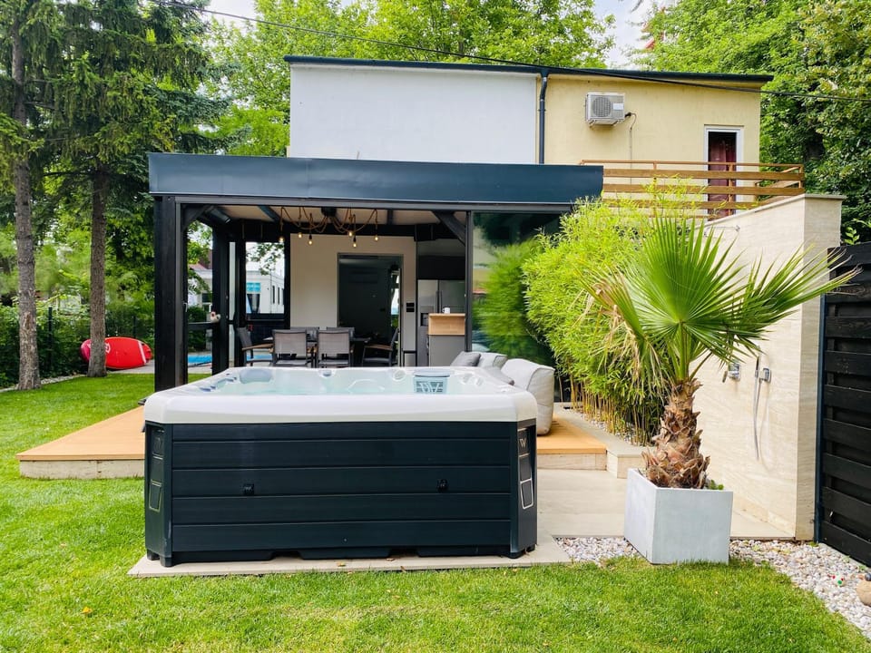 Hot Tub, Pool view