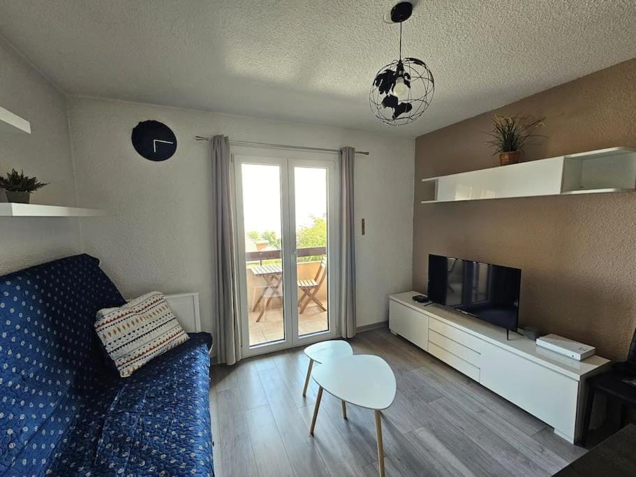 Bed, TV and multimedia, Living room, Seating area