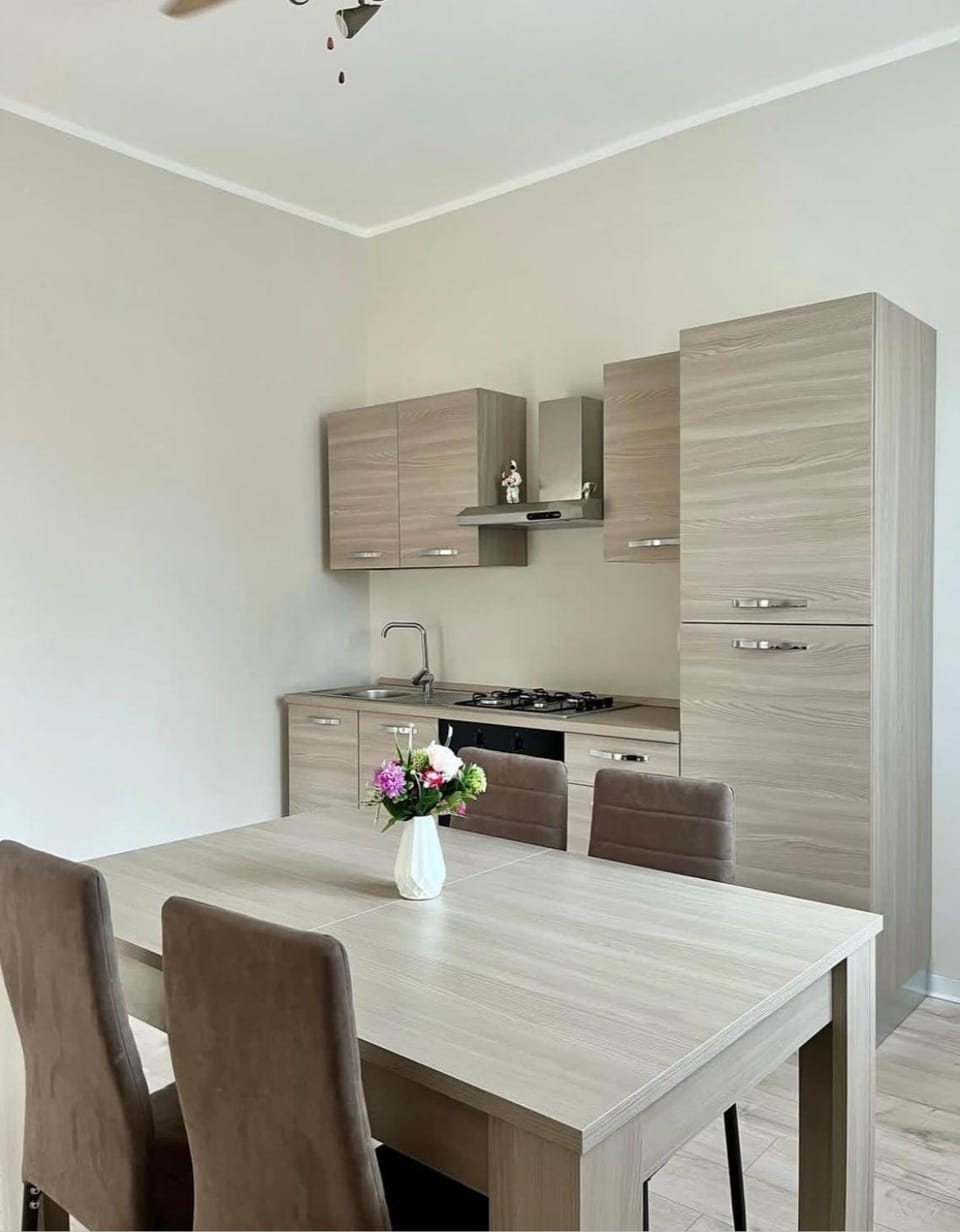 Kitchen or kitchenette, Dining area, stove