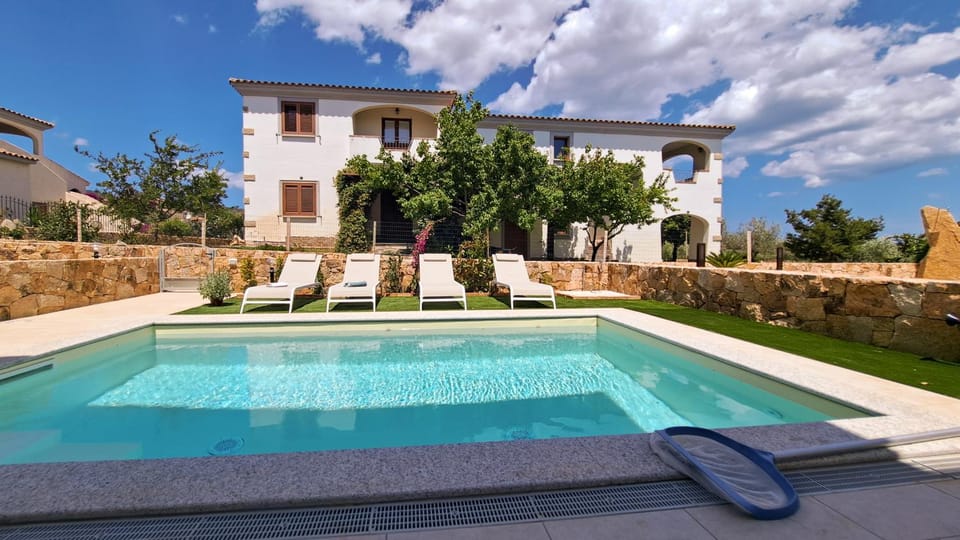 Property building, Day, Pool view, Swimming pool, sunbed