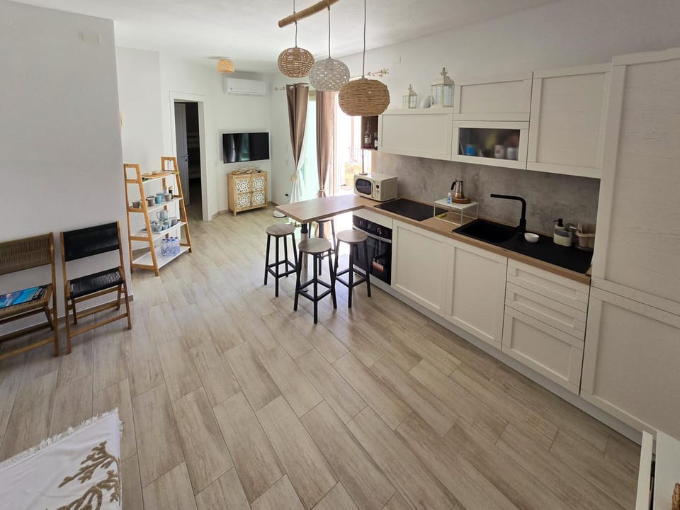 Kitchen or kitchenette, Dining area, dishwasher, stove