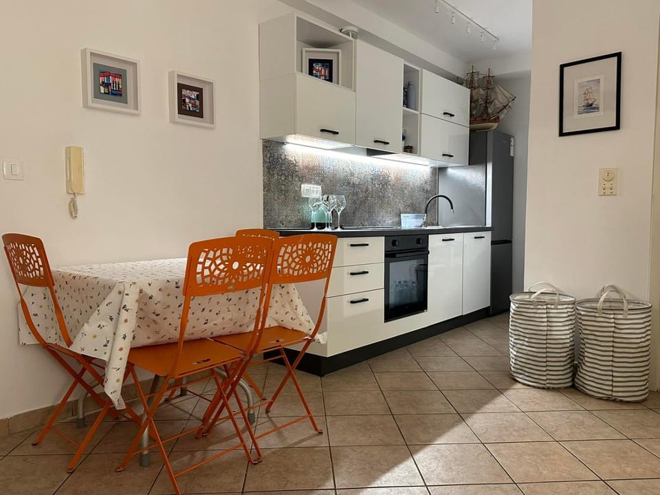 Kitchen or kitchenette, Seating area, Dining area, dishwasher, oven
