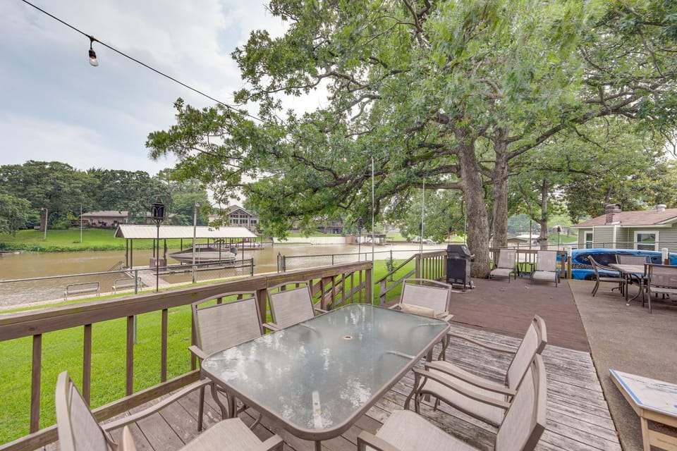 Lakefront Gun Barrel City Home w/ Dock & Deck House in Gun Barrel City