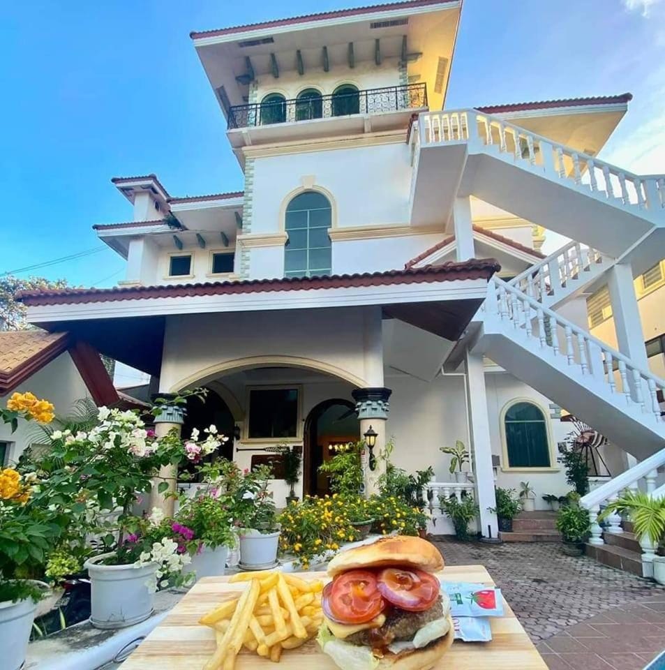 Restaurant/places to eat, Balcony/Terrace, Food