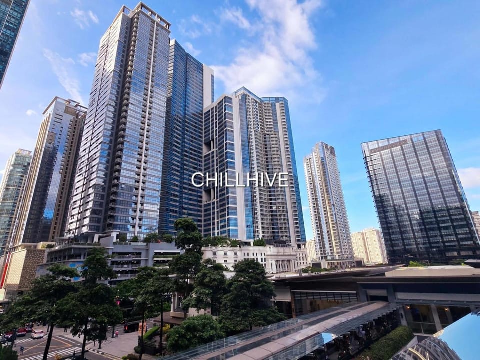 Prime BGC Condo: Uptown Mall & Hyatt #ournw21n House in Makati