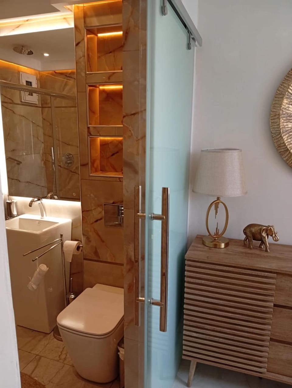 Toilet, Bathroom, Decorative detail