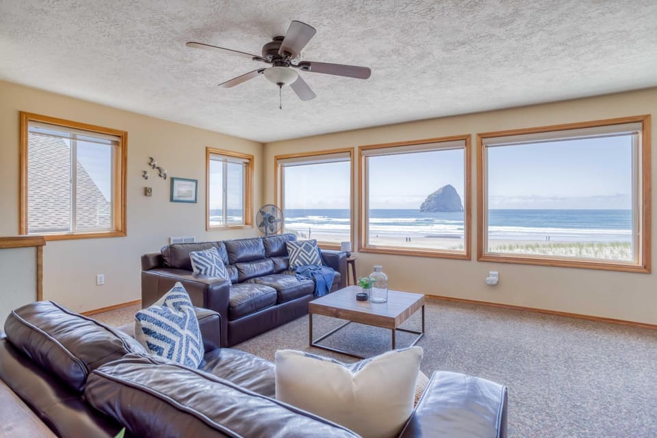 Pacific City Surf Cottage - Meredith Lodging House in Pacific City