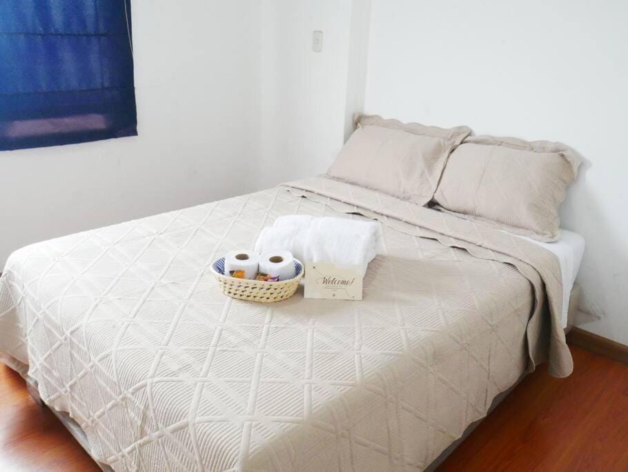 Bed, Bedroom, towels