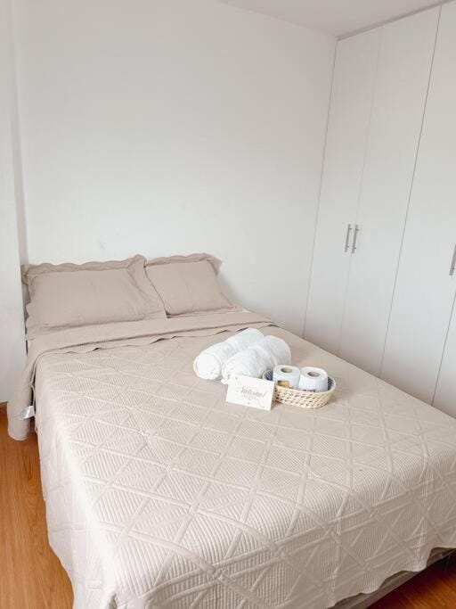 Bedroom, towels