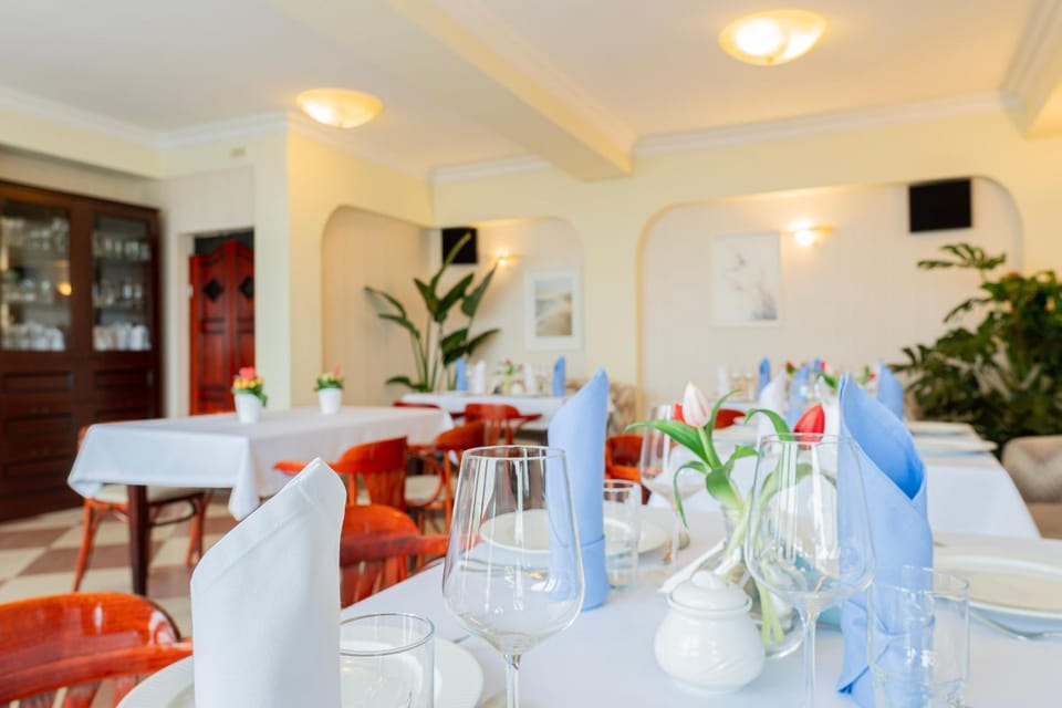 Restaurant/places to eat, Food and drinks, Banquet/Function facilities