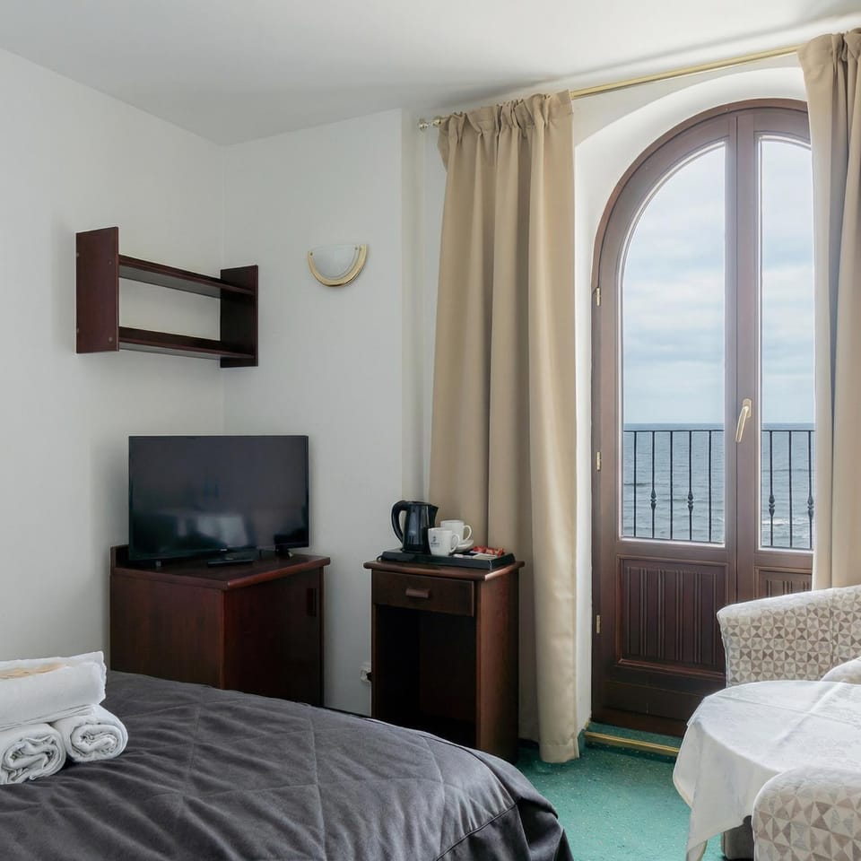 Bed, TV and multimedia, Photo of the whole room, Bedroom, Sea view