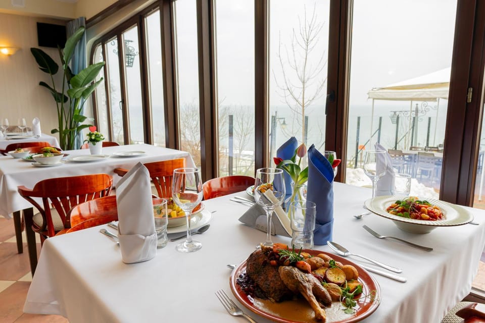 Restaurant/places to eat, Food and drinks, Food, Sea view, Lunch, Dinner