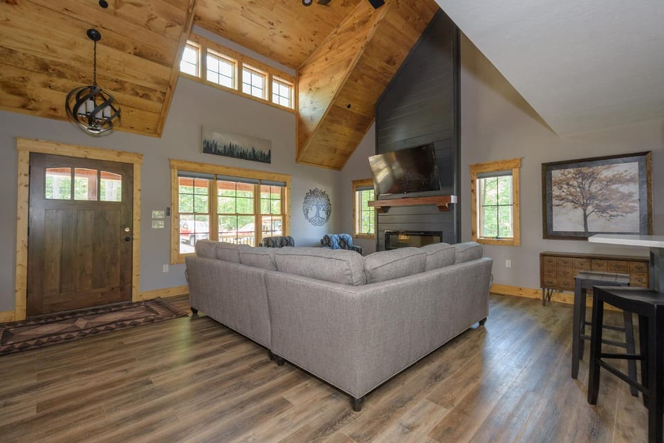 Ferndale: New, Lake Access w. Dock Slip, Hot Tub, Dogs OK House in Deep Creek Lake