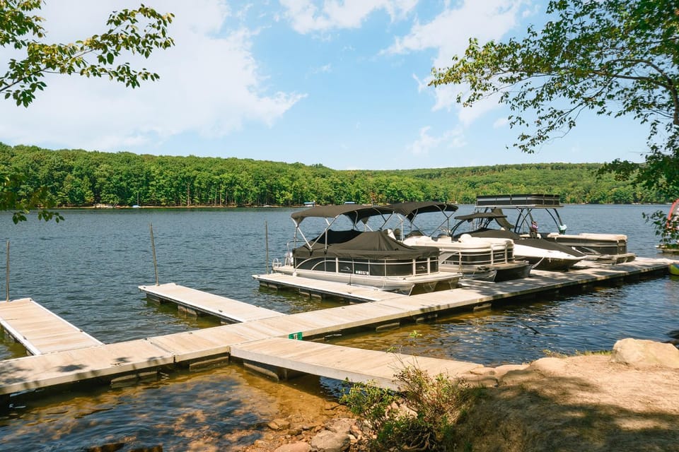 Ferndale: New, Lake Access w. Dock Slip, Hot Tub, Dogs OK House in Deep Creek Lake