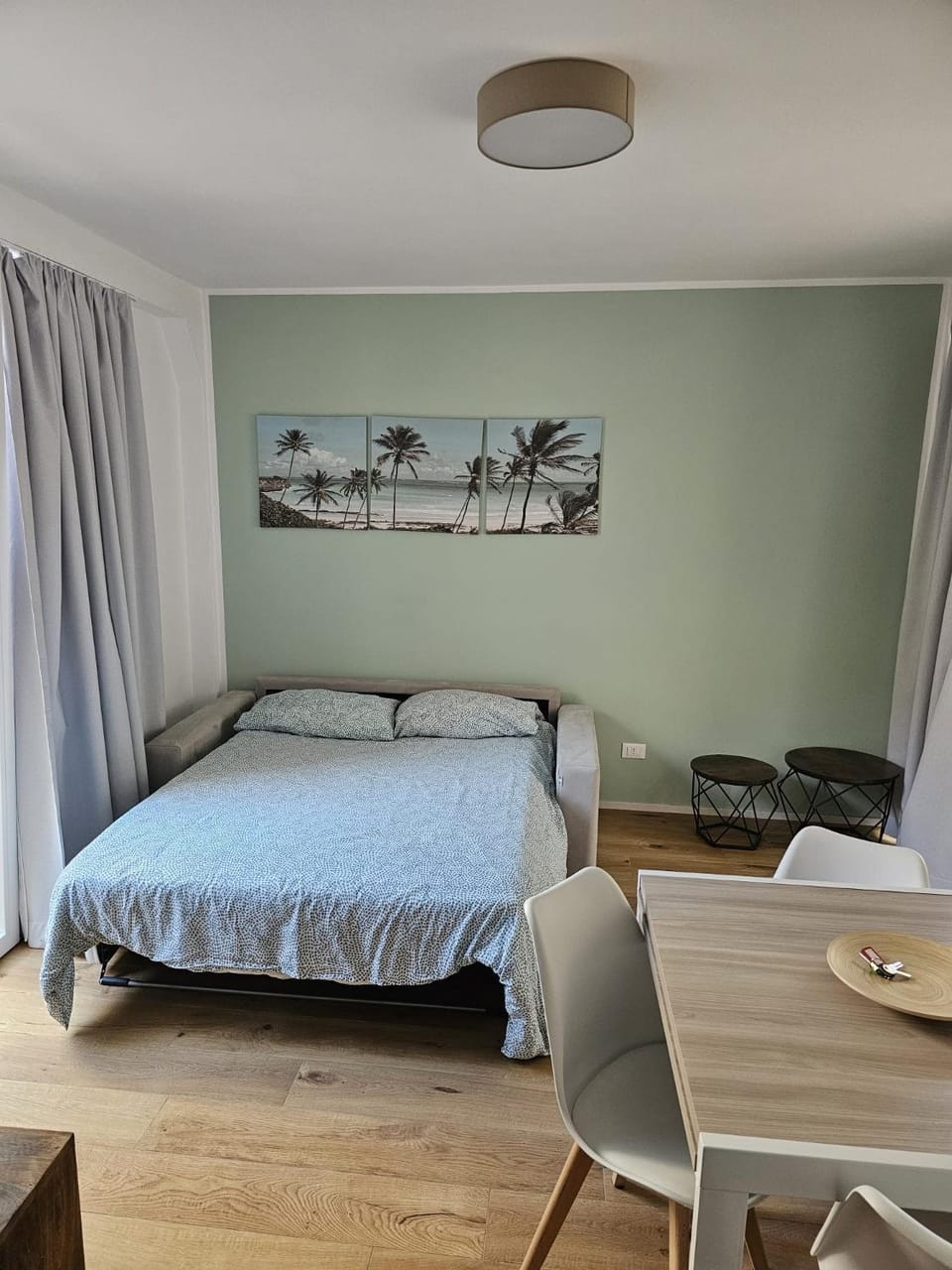 Bed, Living room, Seating area, Dining area