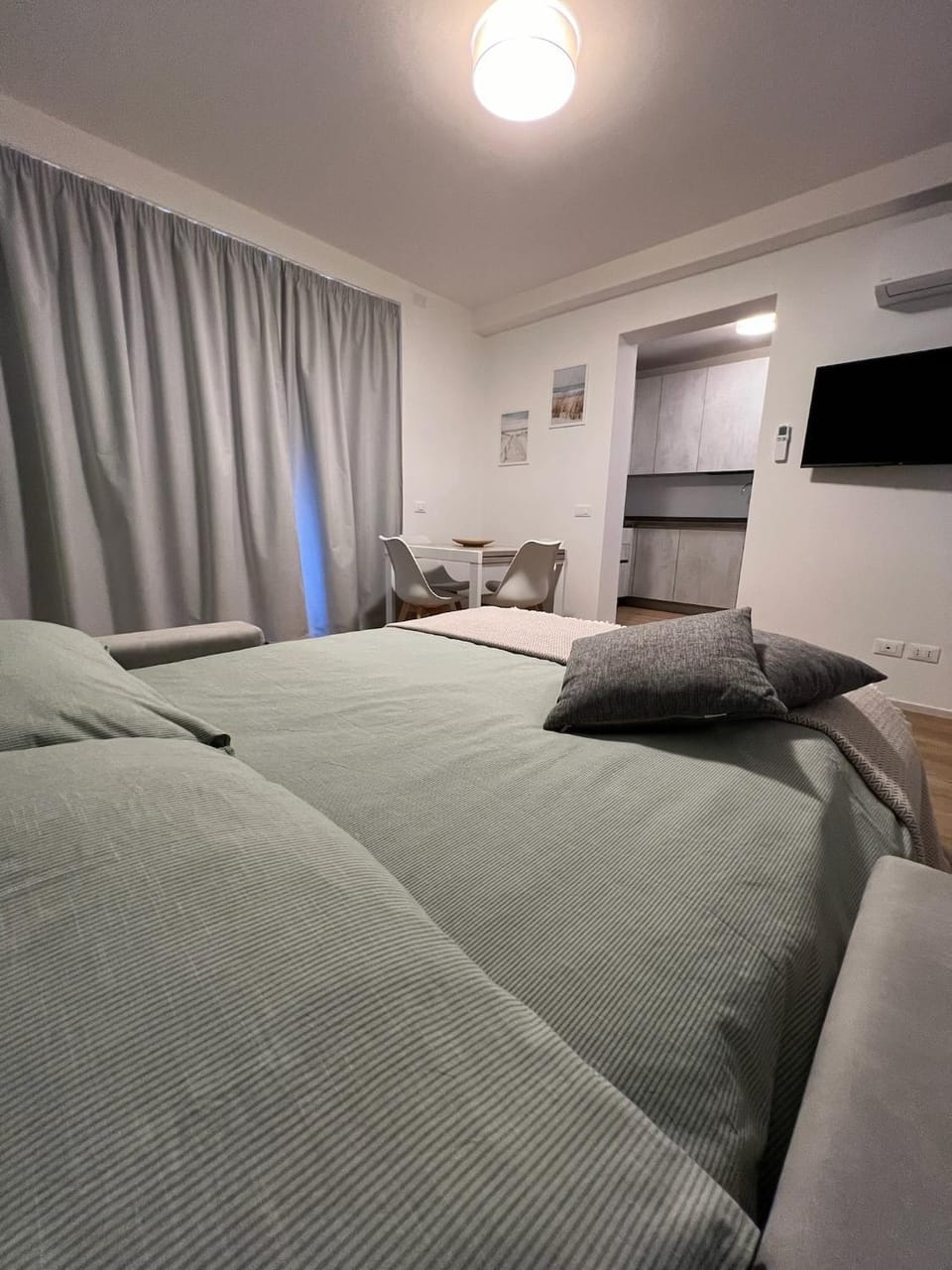 TV and multimedia, Living room, Seating area, air conditioner