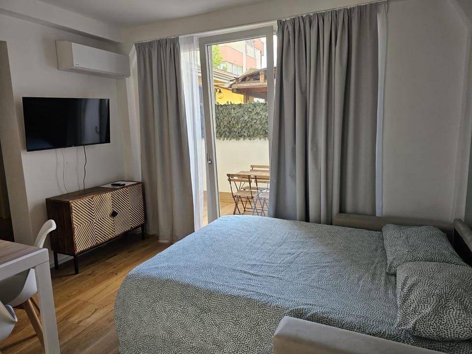 Bed, TV and multimedia, Living room, Seating area, air conditioner