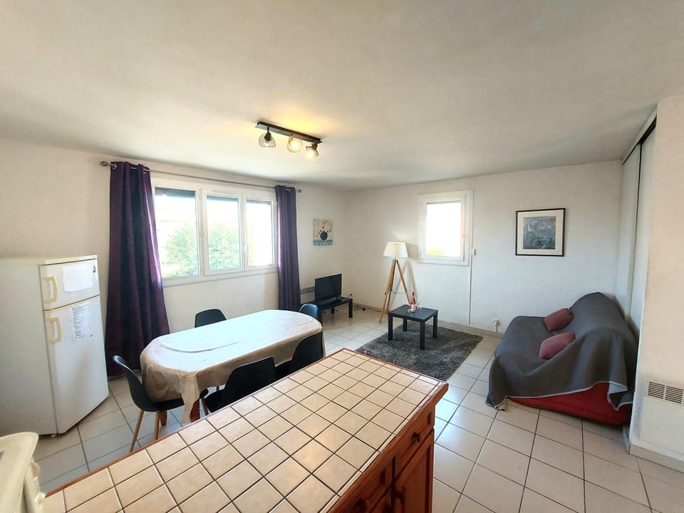 Day, TV and multimedia, Living room, Seating area