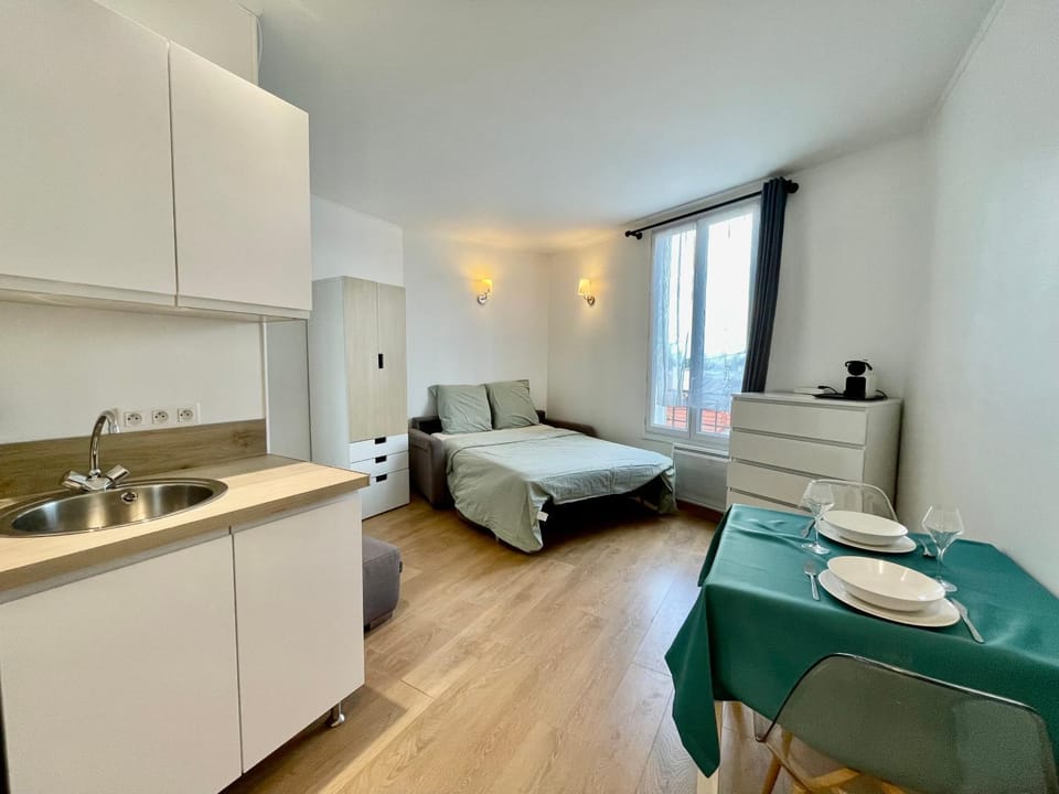 Bed, Night, Photo of the whole room, Bedroom, Location