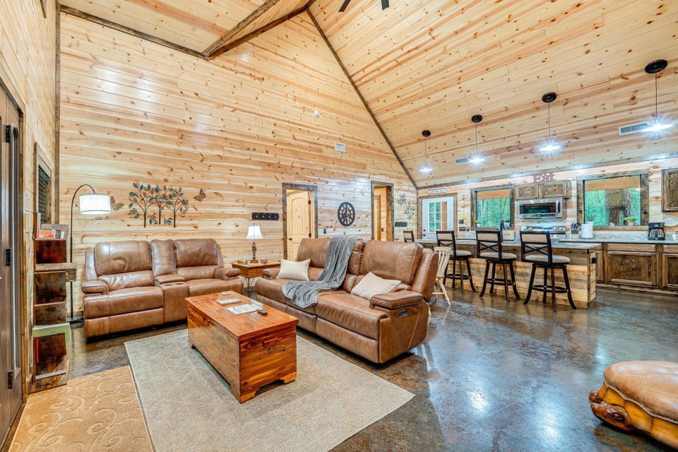 Near Choctaw Casino: Broken Bow Cabin w/ Hot Tub! Cabin in Broken Bow
