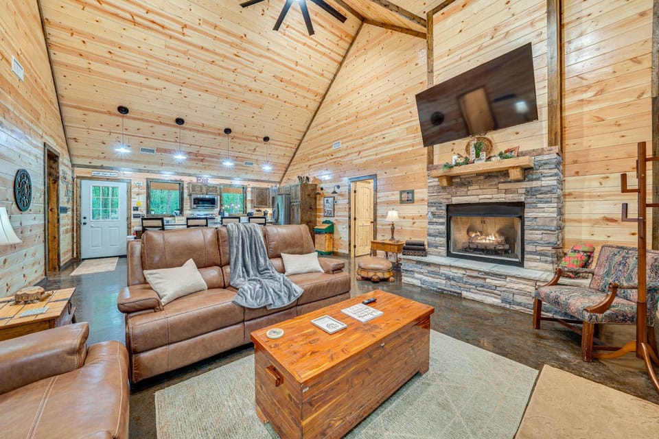 Near Choctaw Casino: Broken Bow Cabin w/ Hot Tub! Cabin in Broken Bow