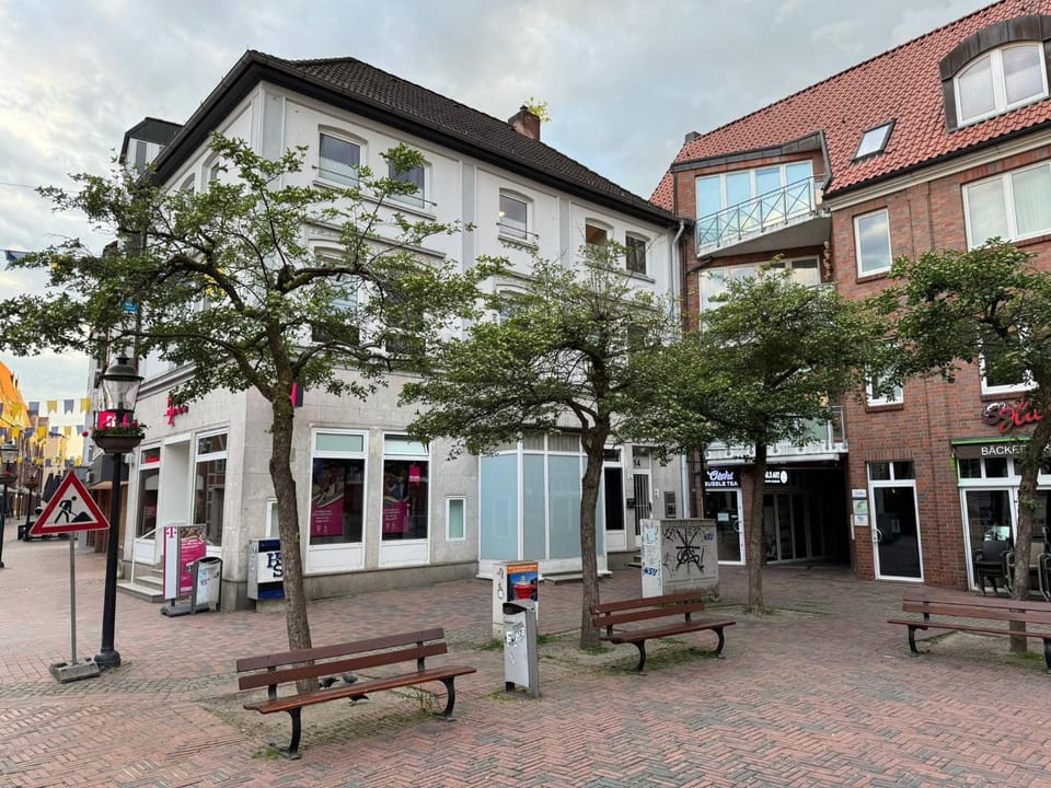 Property building, Day, Neighbourhood