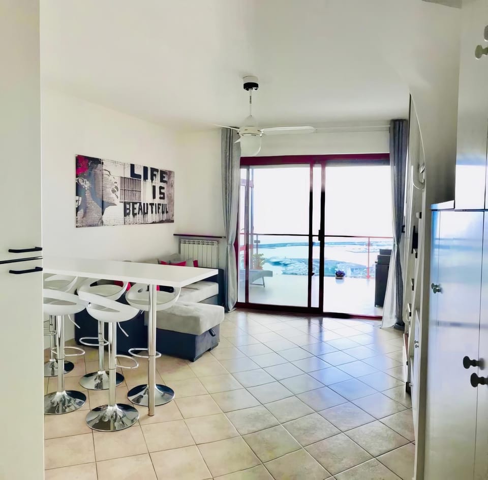 Communal lounge/ TV room, Balcony/Terrace