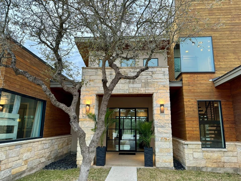 Property building, Facade/entrance, Day