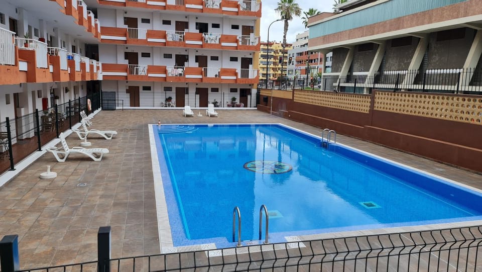 Property building, Day, Pool view, Swimming pool, Swimming pool, sunbed