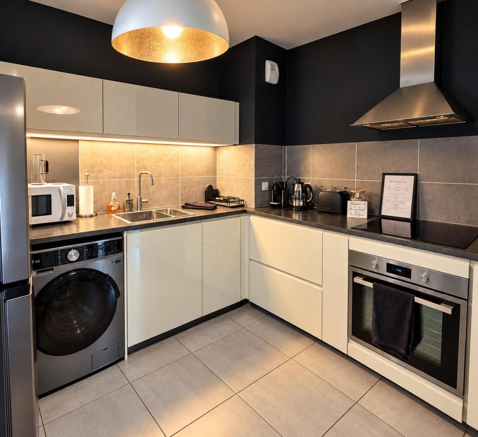 Coffee/tea facilities, Kitchen or kitchenette, microwave, oven, stove, toaster, washing machine