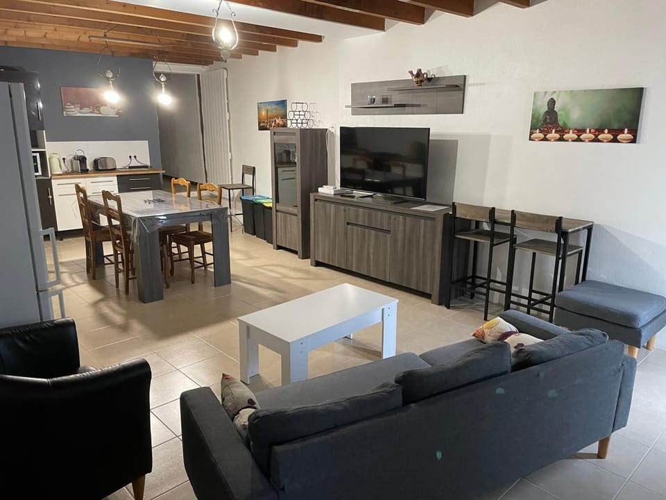Communal lounge/ TV room, Dining area