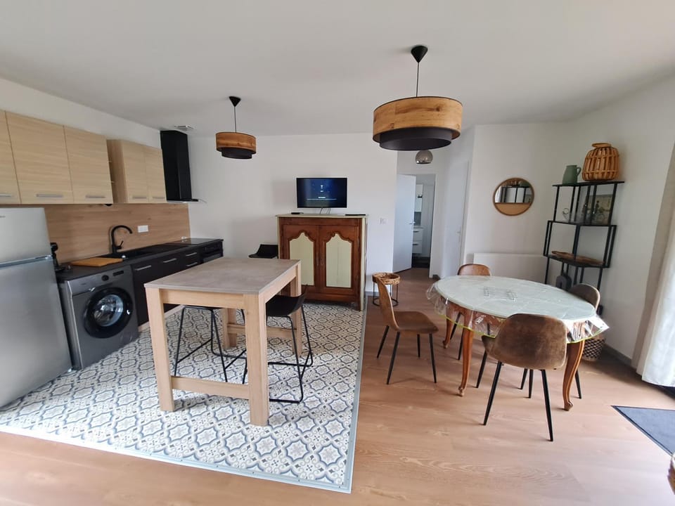 TV and multimedia, Kitchen or kitchenette, Dining area, stove