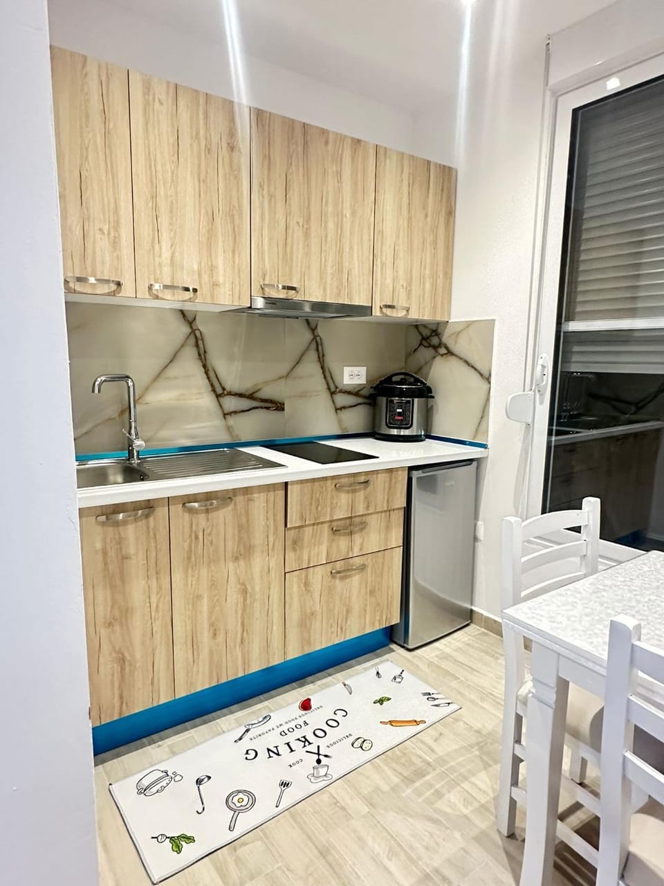 Kitchen or kitchenette, Dining area, stove