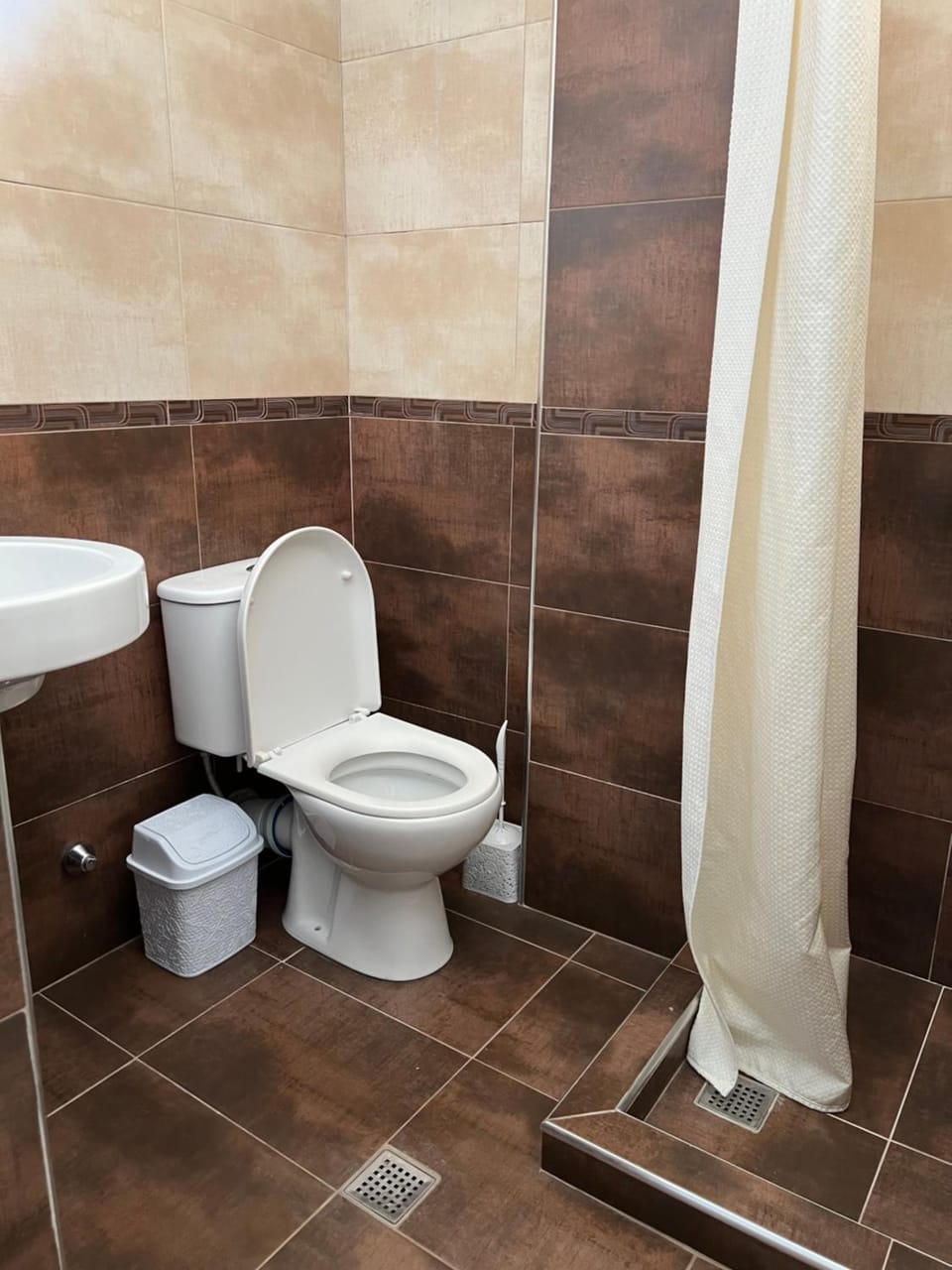 Guest House L&B Bed and Breakfast in Tirana County, Albania