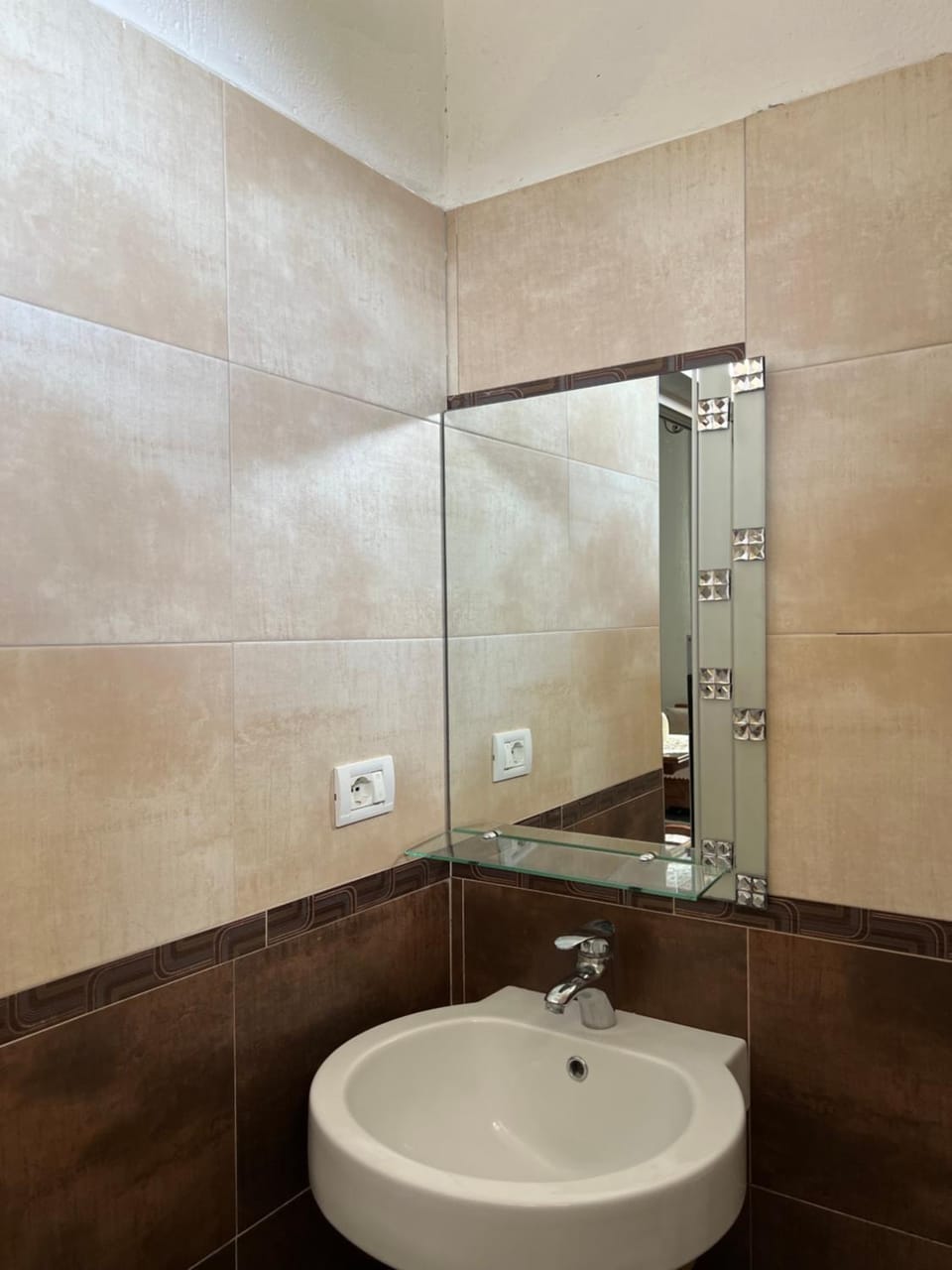 Guest House L&B Bed and Breakfast in Tirana County, Albania