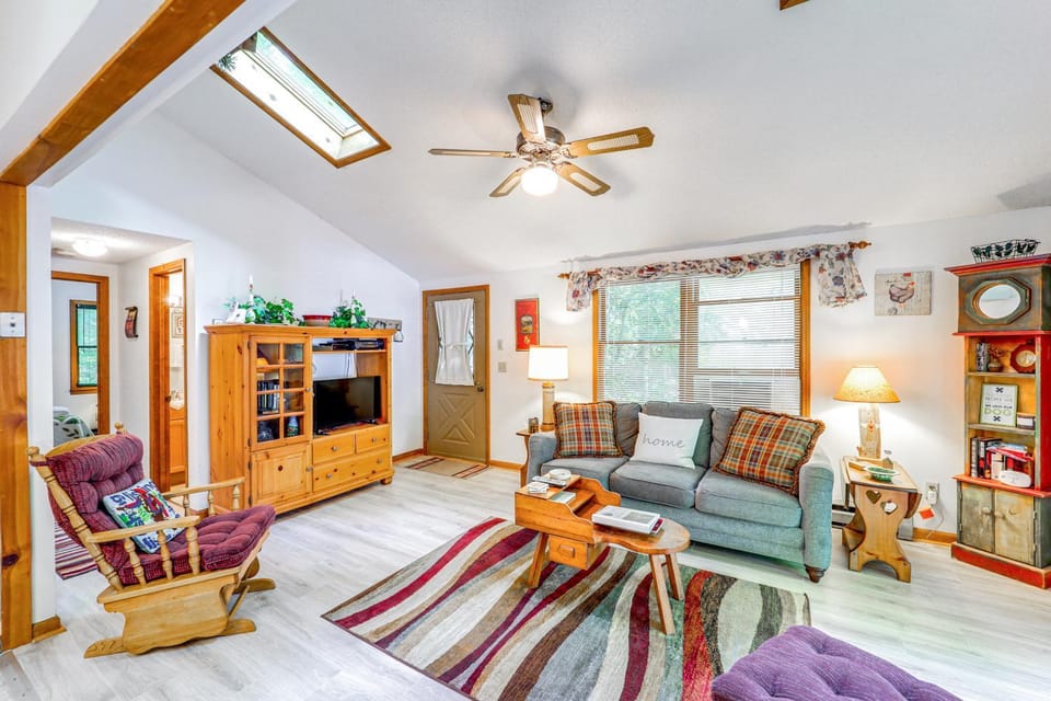 Lake & Pool Access! Outdoorsy Getaway in Newland House in North Carolina