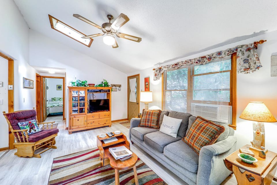 Lake & Pool Access! Outdoorsy Getaway in Newland House in North Carolina