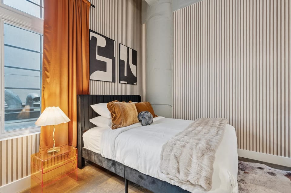 Bed, Living room, internet