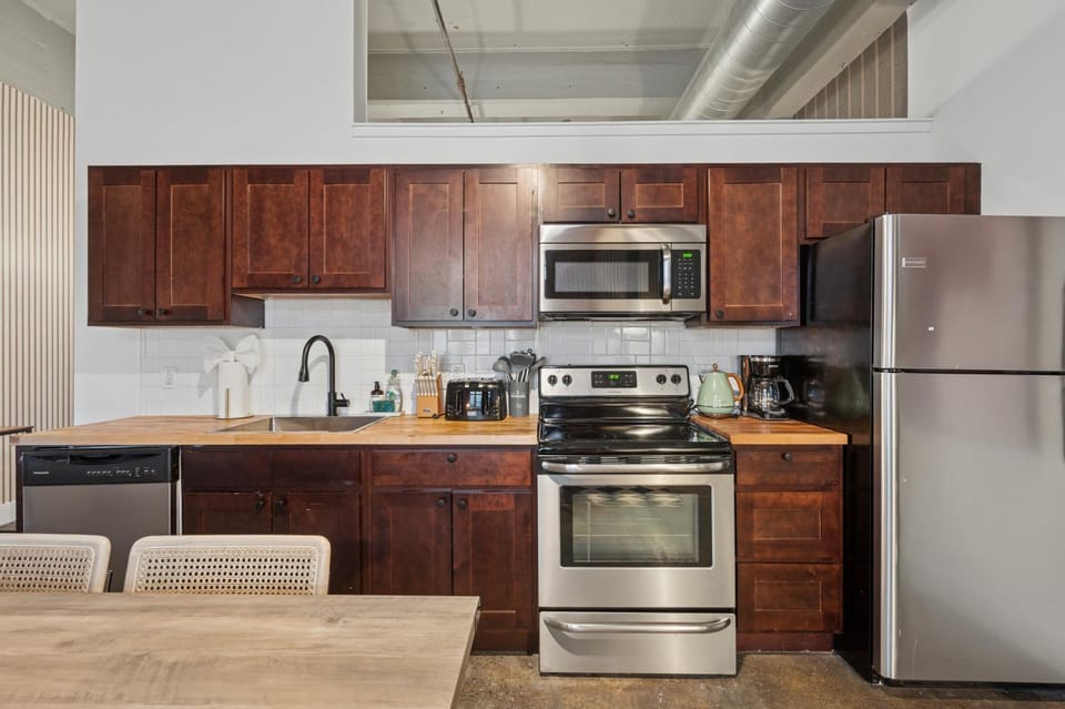 Coffee/tea facilities, dishwasher, oven, stove, toaster