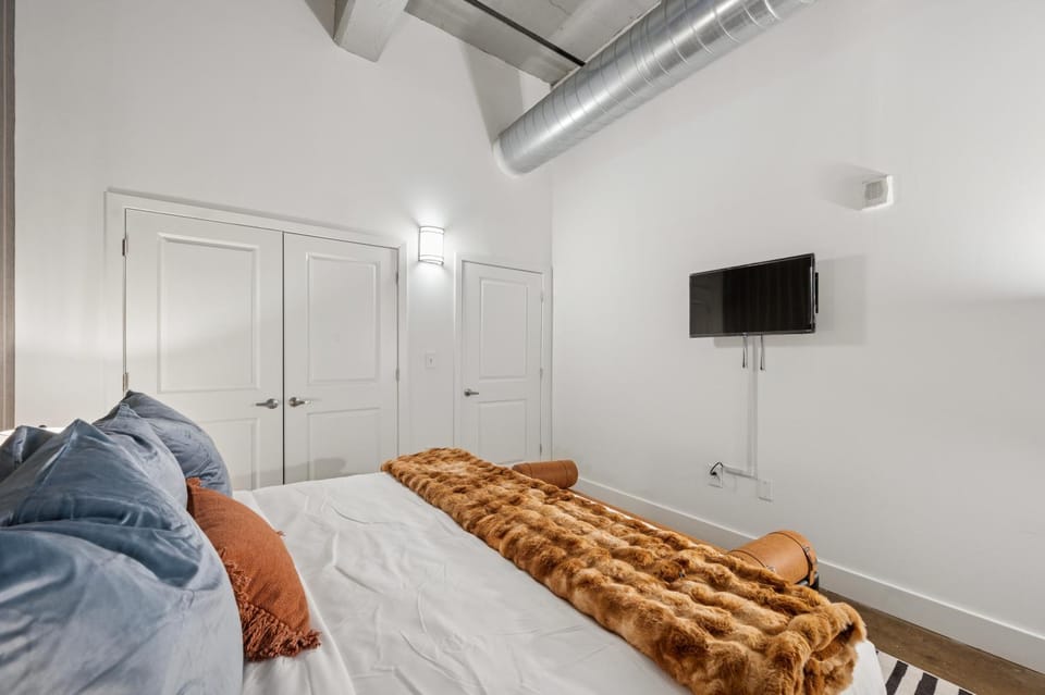 Bed, TV and multimedia, Photo of the whole room, Bedroom