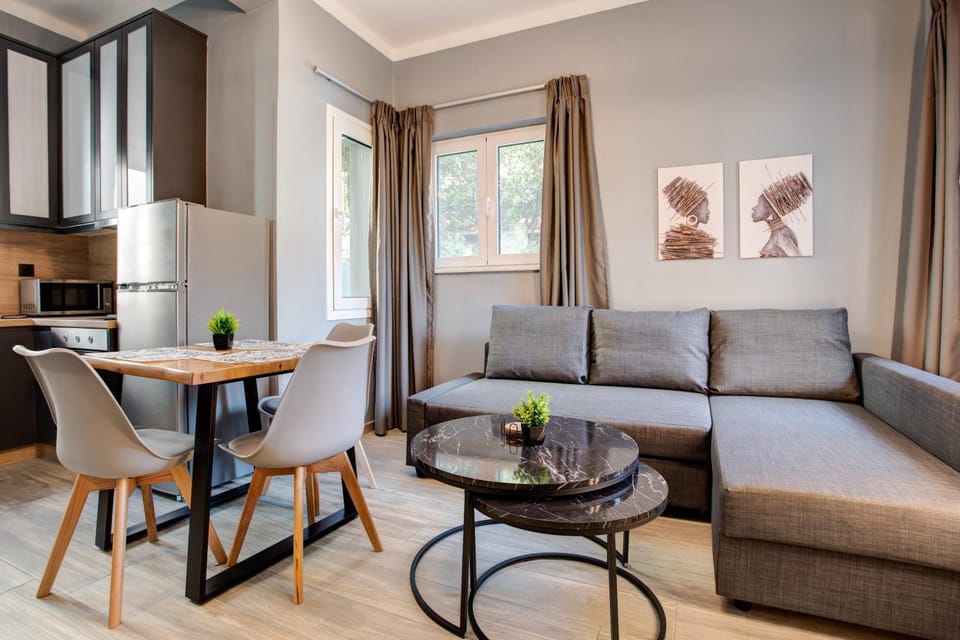 Kitchen or kitchenette, Living room, Seating area, Dining area, oven