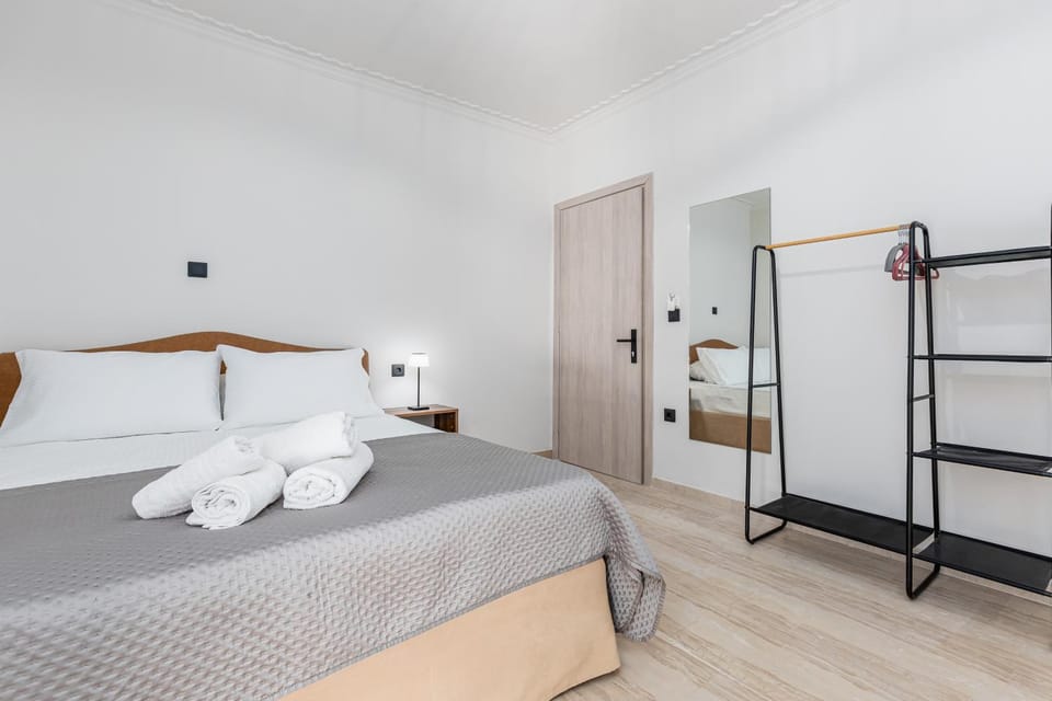 Bed, Bedroom, towels