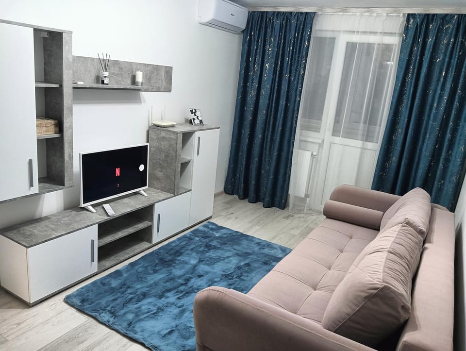 Communal lounge/ TV room, TV and multimedia, Living room, Seating area, Evening entertainment