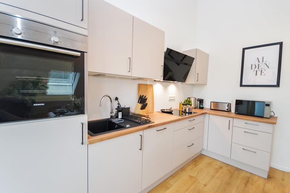 Coffee/tea facilities, Kitchen or kitchenette, oven, stove, toaster