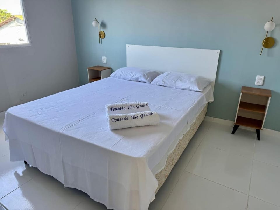 Bed, towels