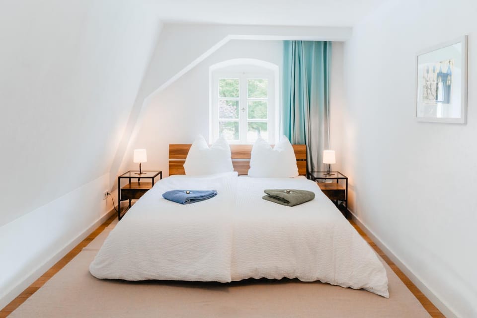 Bed, Bedroom, towels