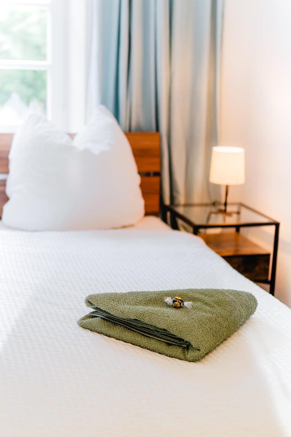 Bed, Bedroom, towels